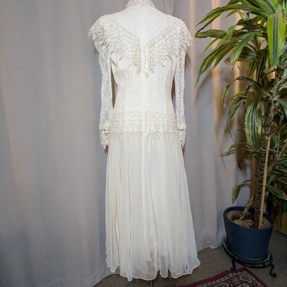 Jessica McClintock Ivory Lace Bridal Gown - Picture 2 of 15